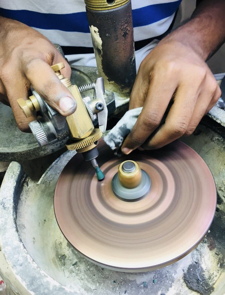 Edelsteinschleifer bei der Arbeit Edelsteinschleifer bei der Arbeit