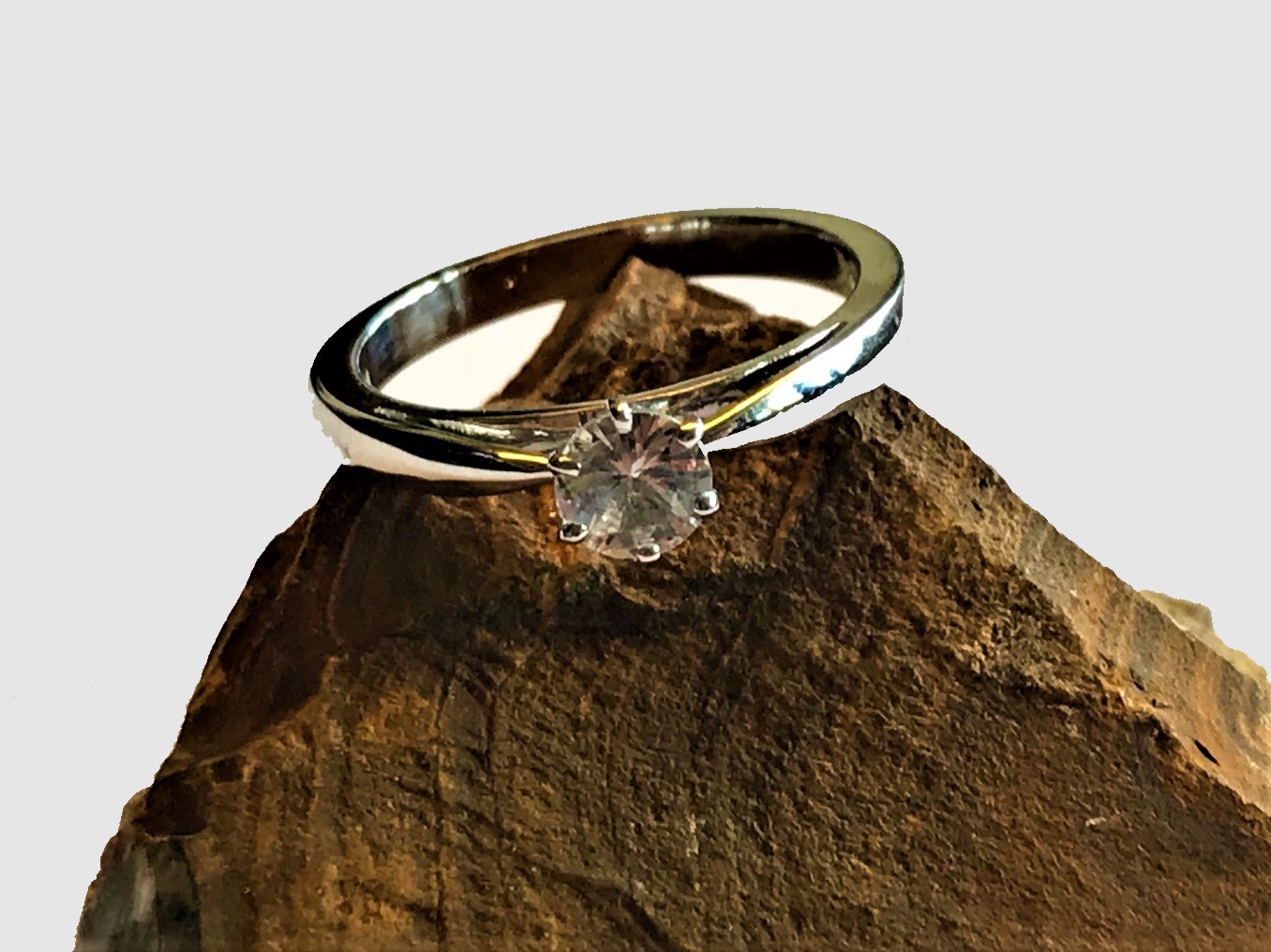 Ring; 14K Weissgold mit weissem Saphir Ring; 14K Weissgold mit weissem Saphir