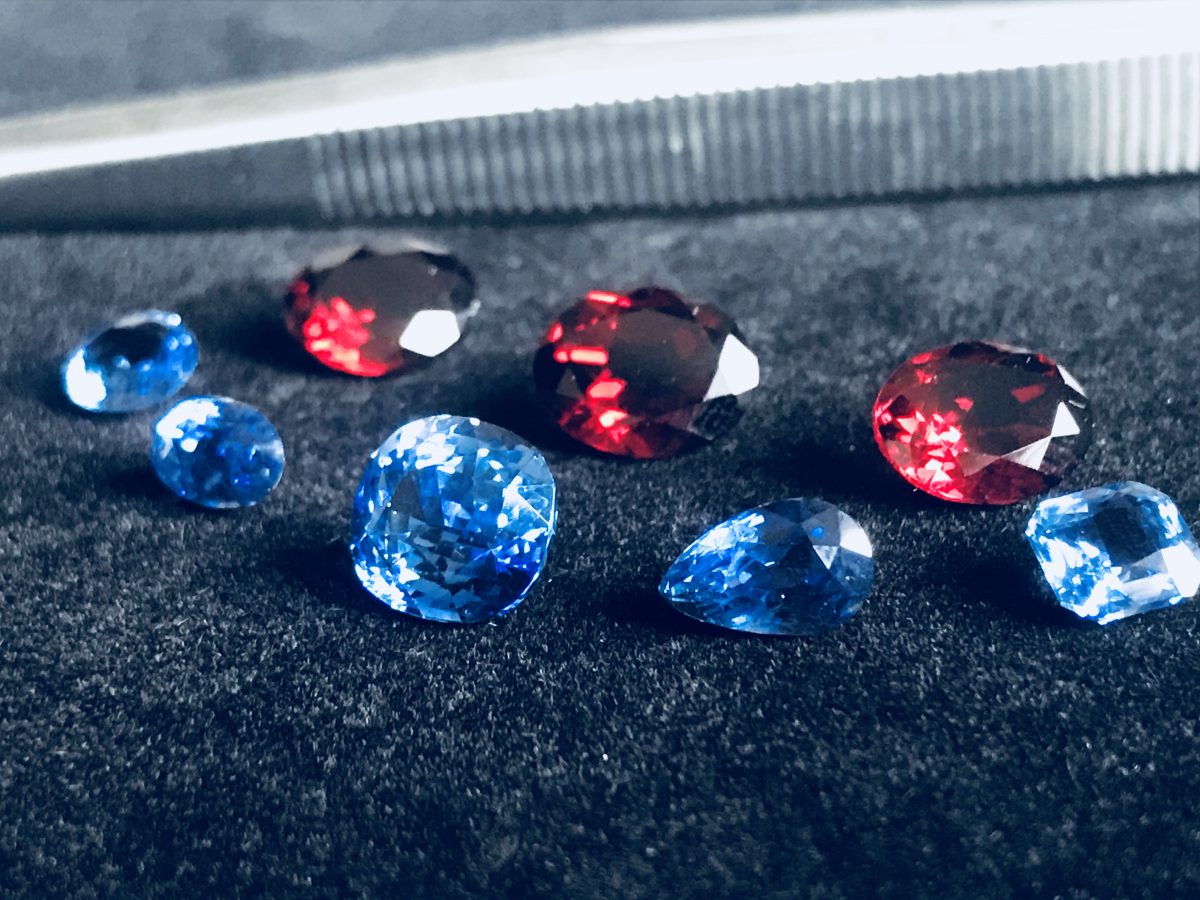 blaue Saphire / rote Granate blaue Saphire / rote Granate